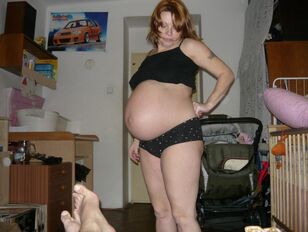 nude pregnant yoga